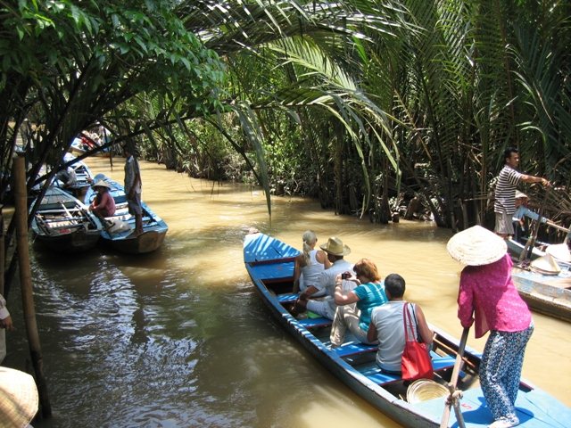 Du khách đi thuyền trên sông